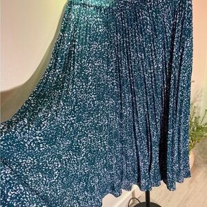 Skies Are blue maxi pleated sway green pink slit front light summer movement EUC